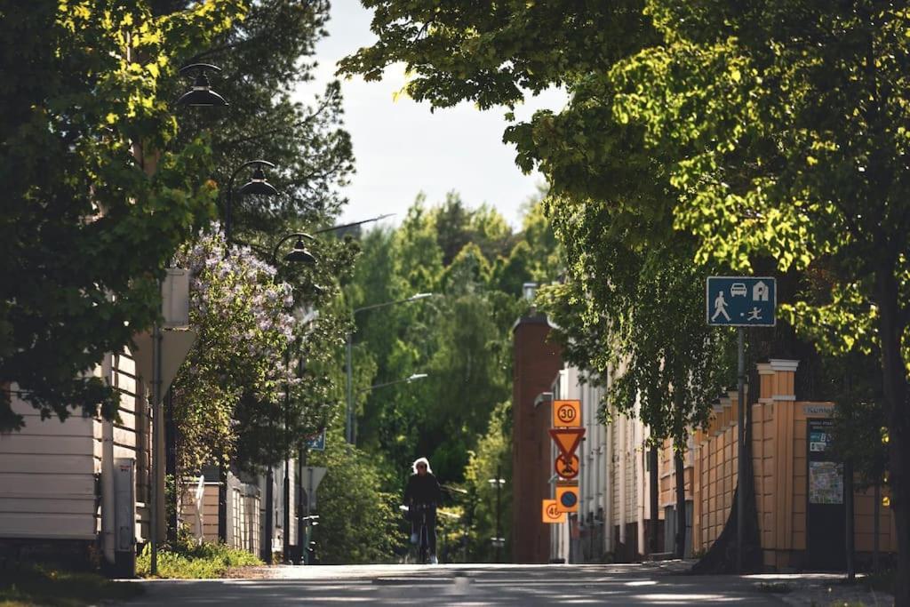 Mukava Saunallinen Kaksio Omalla Sisaeaenkaeynnillae Ja Ilmaisella Autopaikalla Куопіо Екстер'єр фото